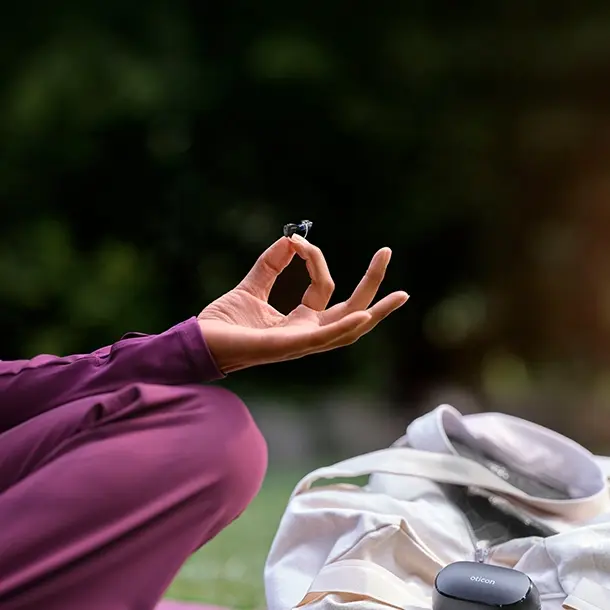 Oticon Zeal Hörgerät in der Hand