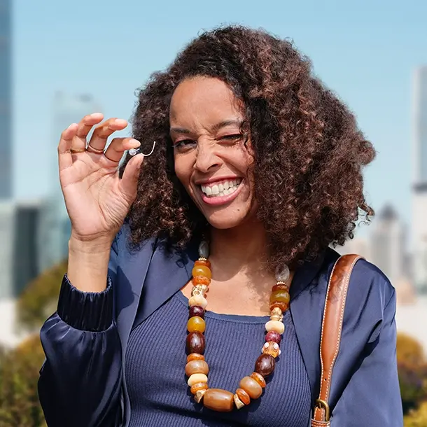 Lächelnde Frau mit Oticon Zeal Hörgerät