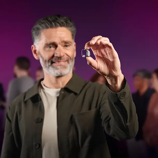 Oticon Intent Hörgerät in der Hand