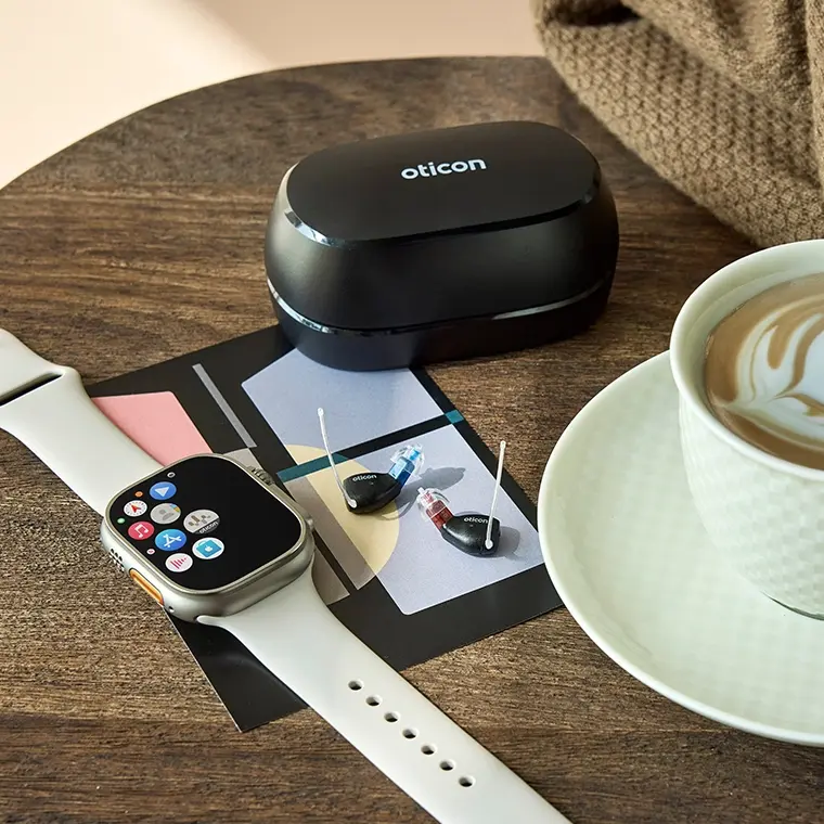 Oticon Zeal Im-Ohr-Hörgerät auf einem Tisch, Größenvergleich